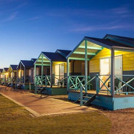 Отель Dongara Tourist Park Port Denison Экстерьер фото