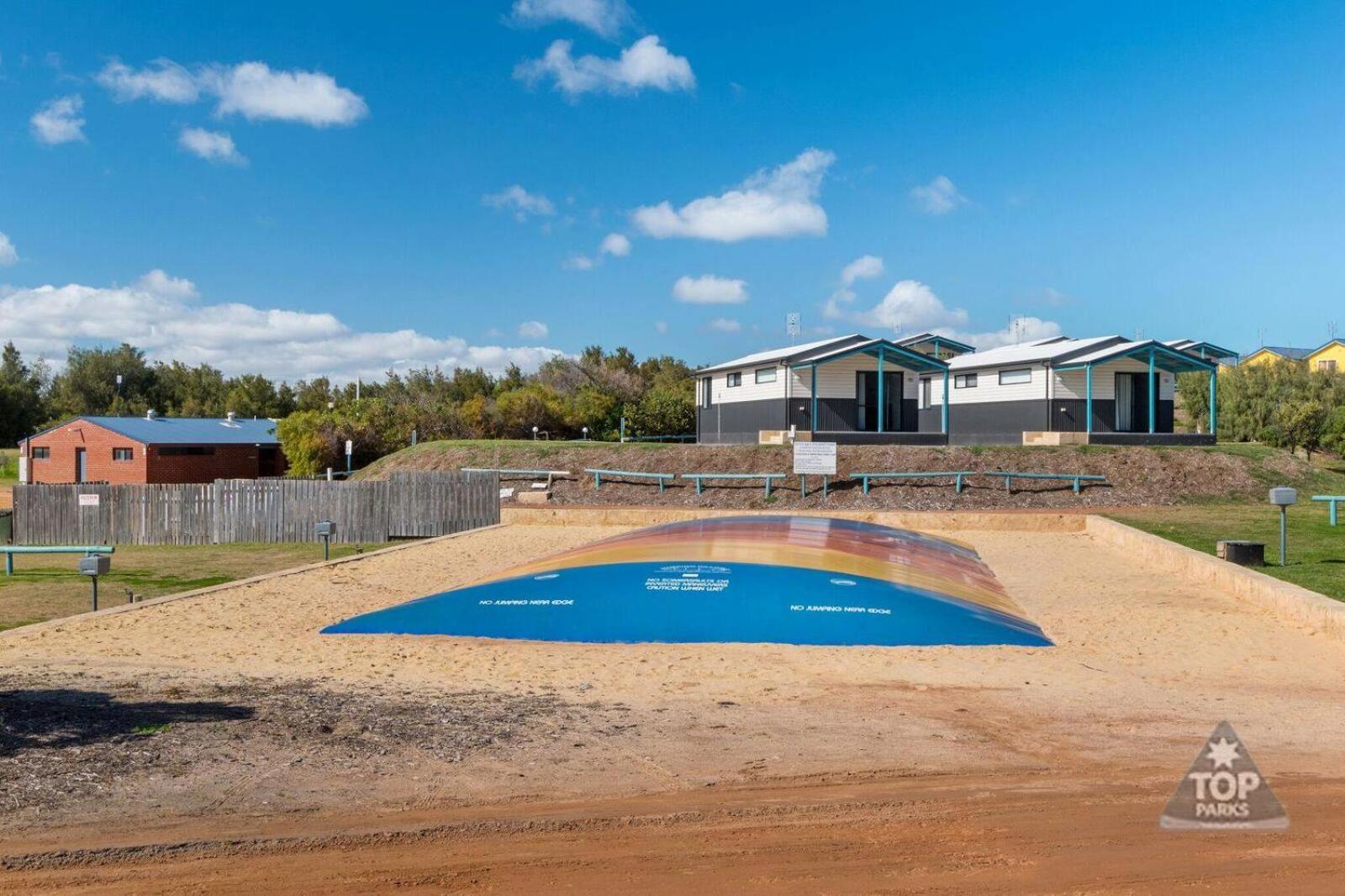 Отель Dongara Tourist Park Port Denison Экстерьер фото