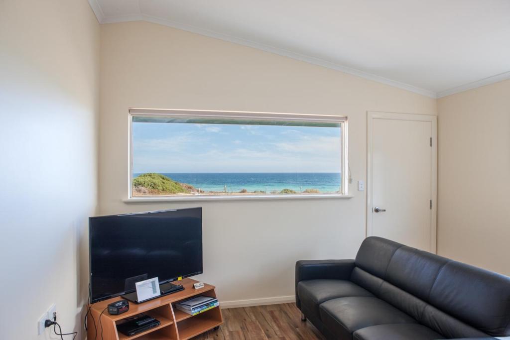 Отель Dongara Tourist Park Port Denison Экстерьер фото