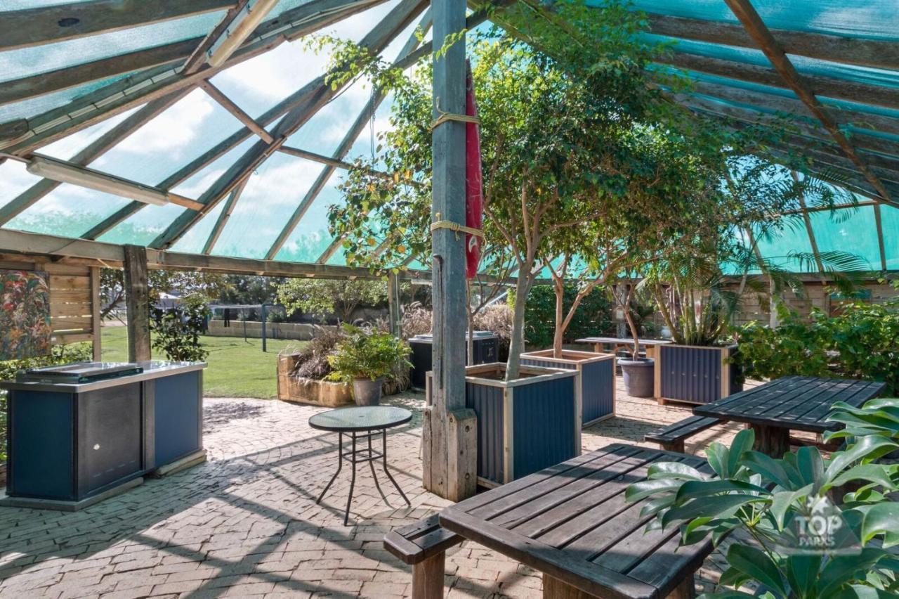 Отель Dongara Tourist Park Port Denison Экстерьер фото